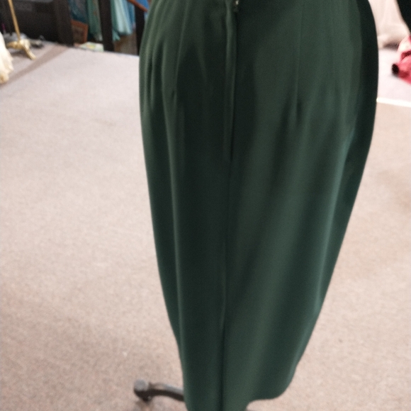 Formal skirt suit - Picture 8 of 9